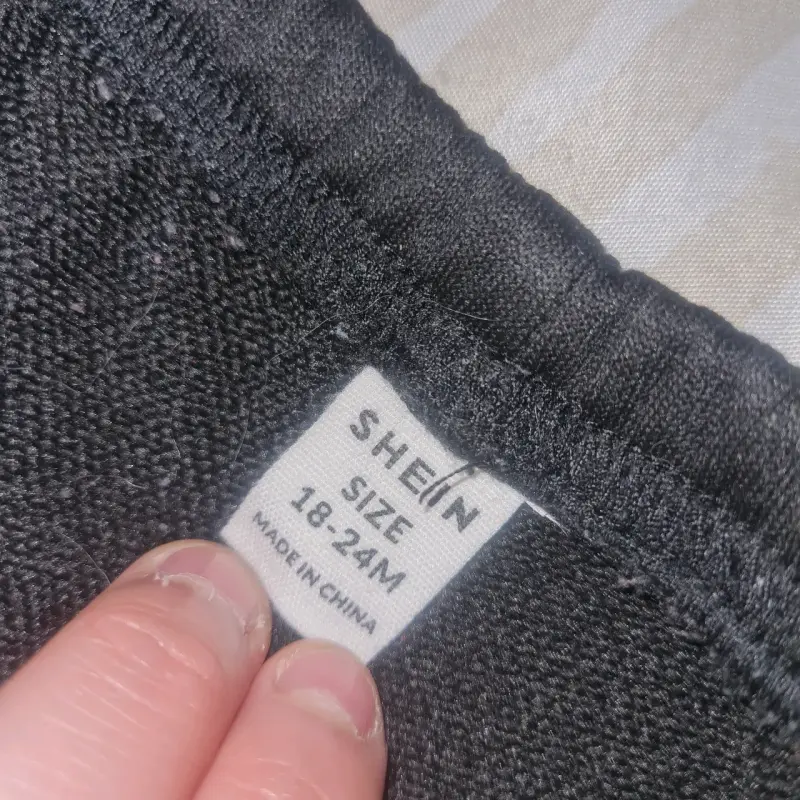 Pantalones negros con diseño - 2