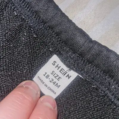 Pantalones negros con diseño - miniatura 2