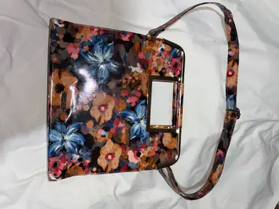 Cartera con diseño floral - miniatura 1