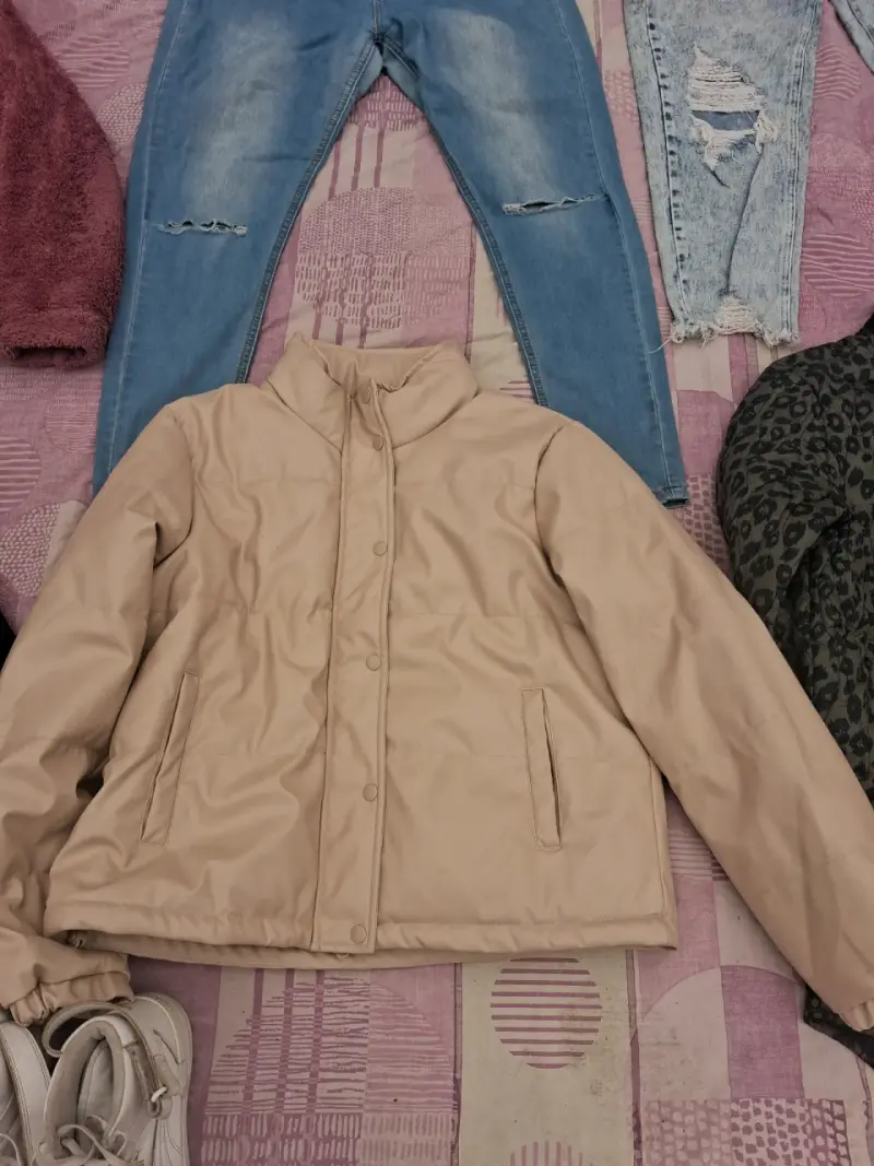 Chaqueta beige acolchada