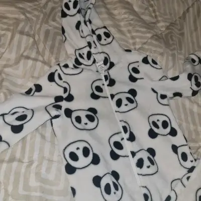 Pijama de panda con capucha - miniatura 1
