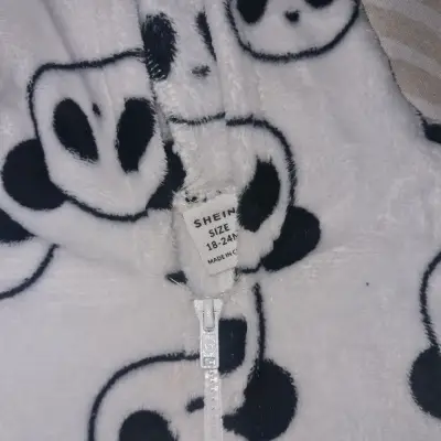 Pijama de panda con capucha - miniatura 2