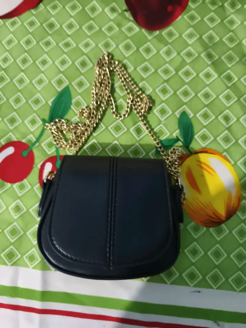 Cartera negra con cadena dorada - 1