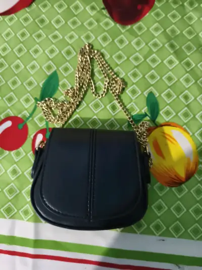 Cartera negra con cadena dorada - miniatura 1