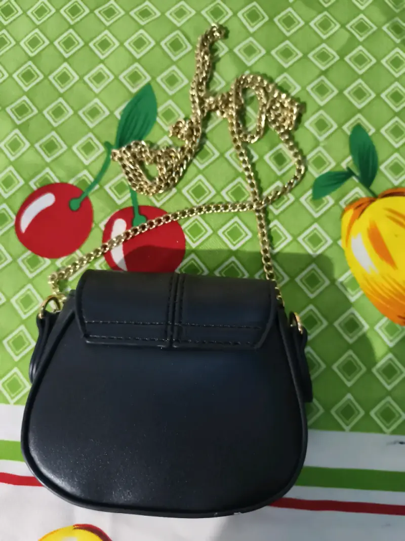 Cartera negra con cadena dorada - 2