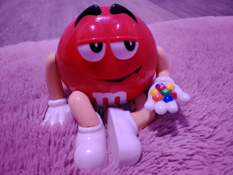 Figura de M&M rojo decorativa - 1