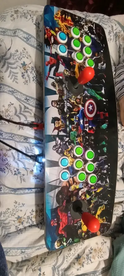 Control arcade retro con personajes - miniatura 1