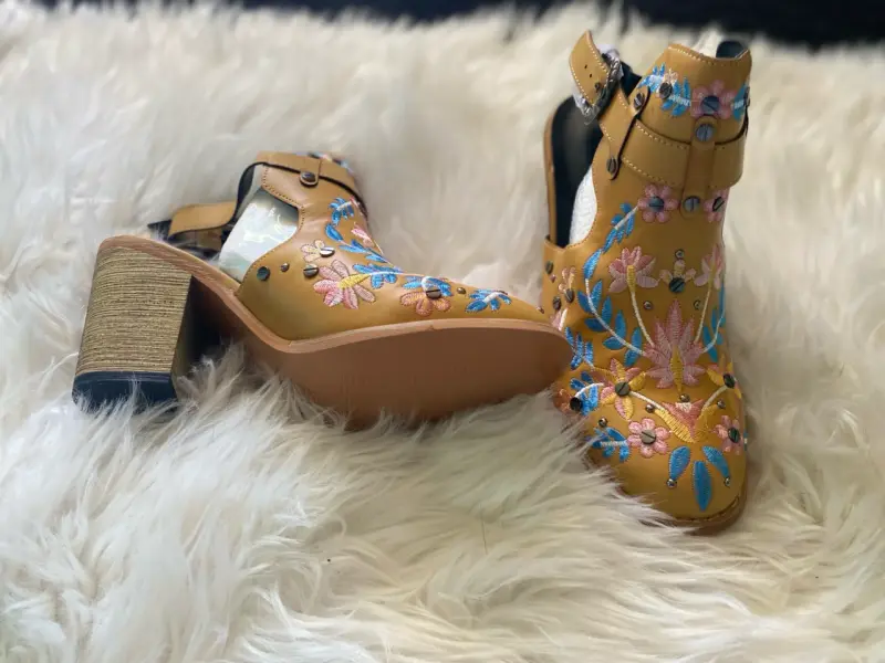Botines bordados de cuero marrón