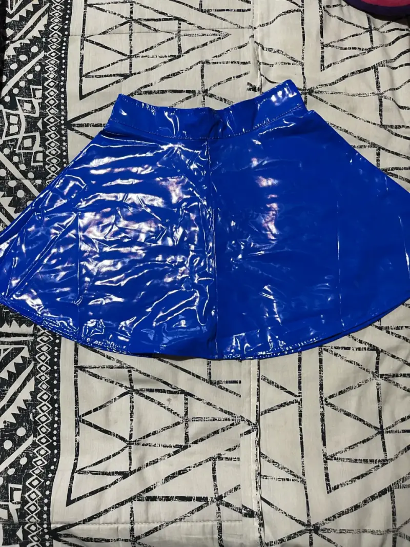 Falda azul de latex