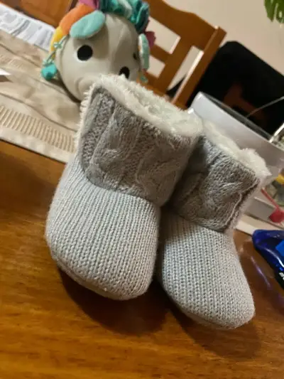 Botitas de bebé gris tejidas - miniatura 1