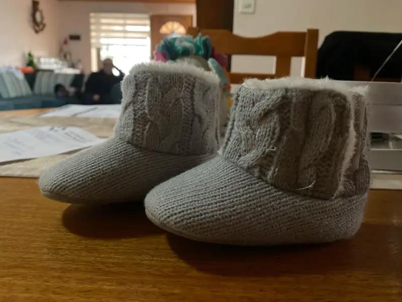Botitas de bebé gris tejidas - 2