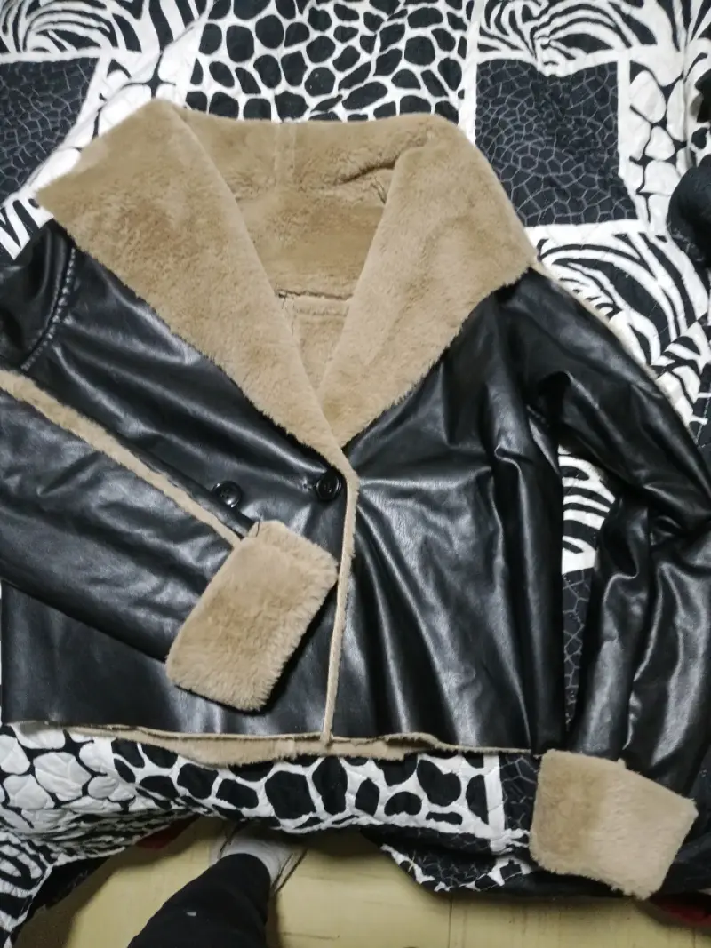 Abrigo de cuero negro con piel - 1