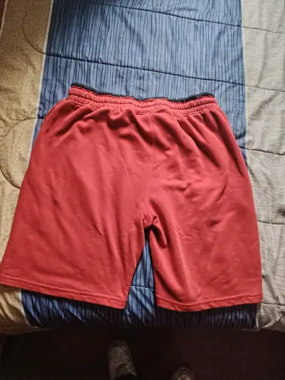 Shorts deportivos rojos - miniatura 1