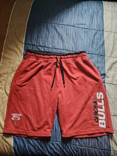 Shorts deportivos rojos - miniatura 2