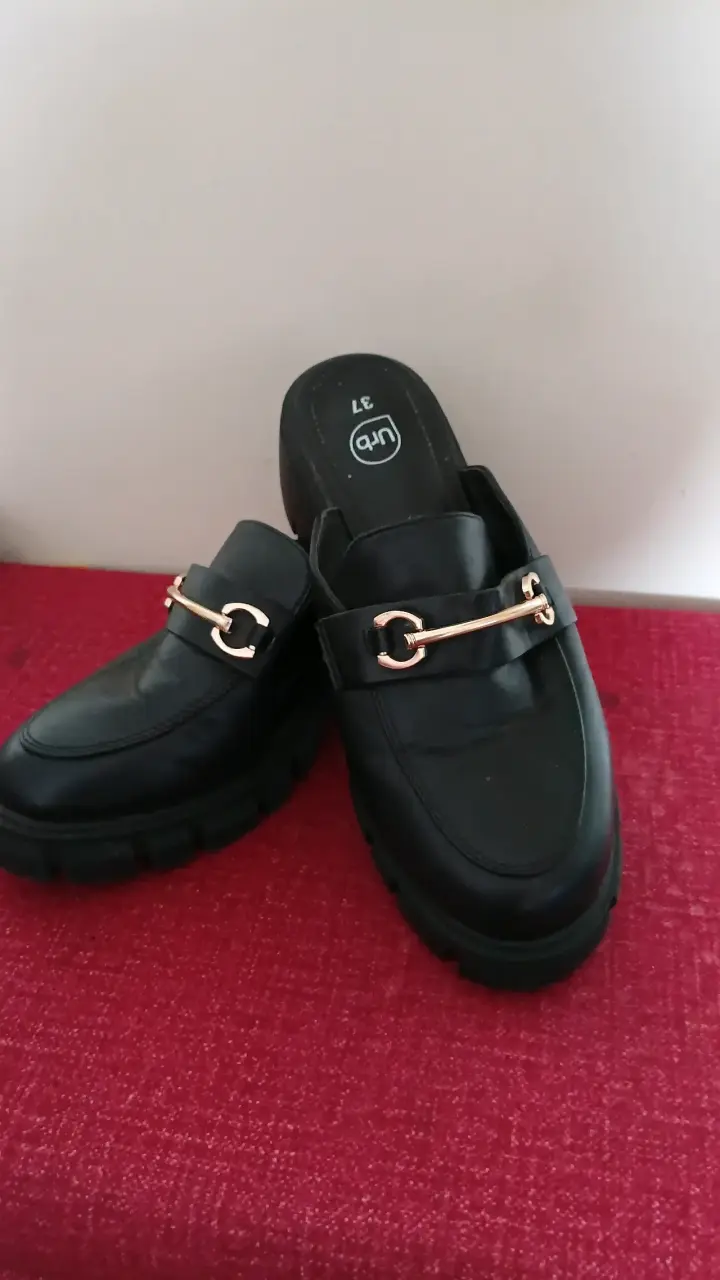 Zapatos mule negros con detalle dorado - 1