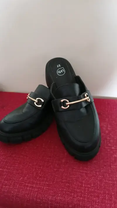 Zapatos mule negros con detalle dorado - miniatura 1