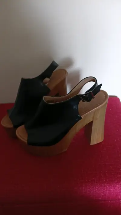 Zapatos mule negros con detalle dorado - miniatura 2