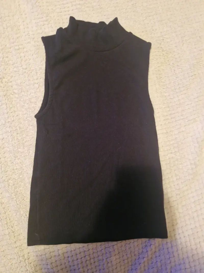 Polera sin mangas negra cuello de tortuga