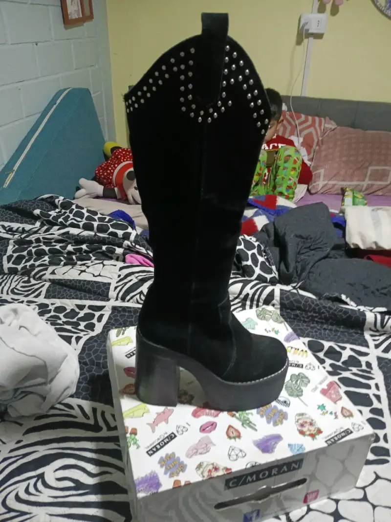 Botas negras con plataforma y tachas