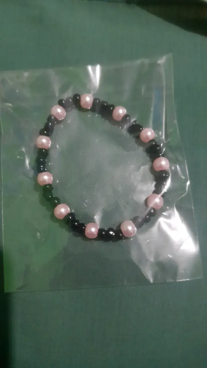 Pulsera de perlas negras y rosas