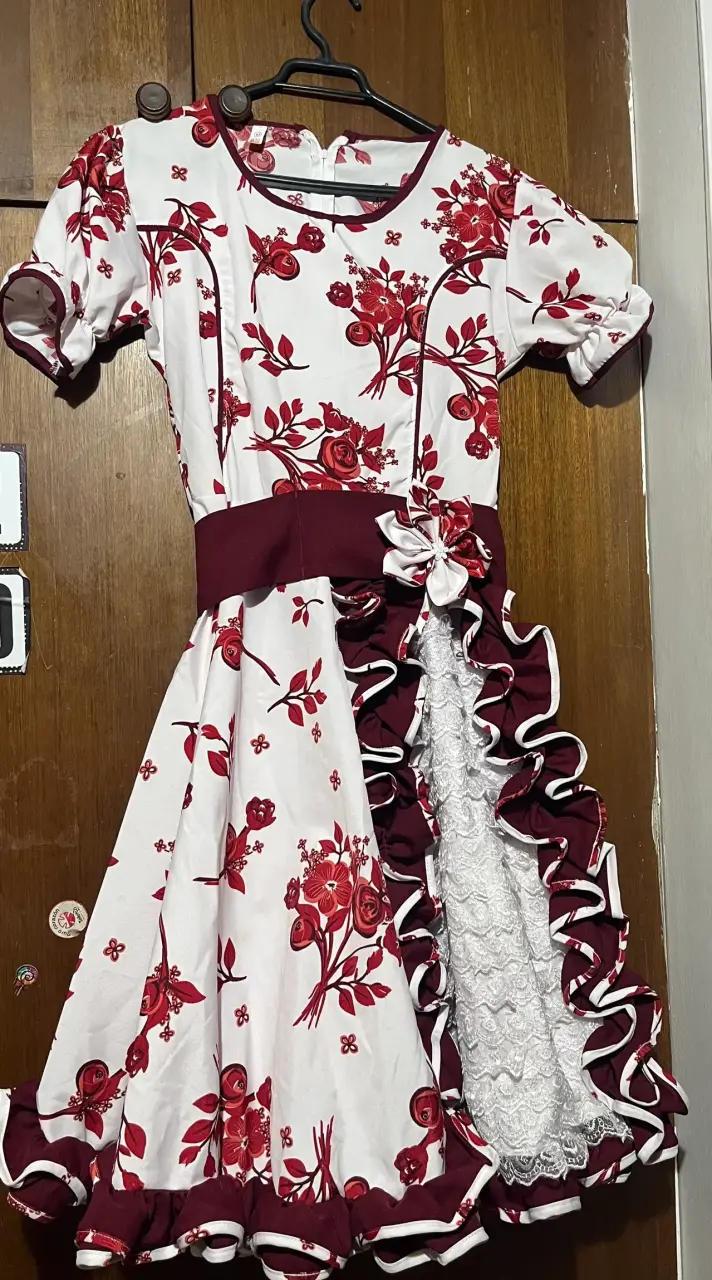 Vestido folclórico blanco y rojo - 1