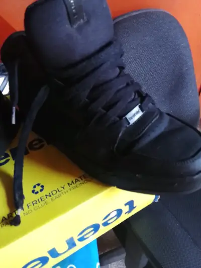 Zapatillas o zapatos de colegio - miniatura 1