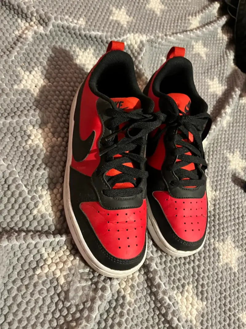 Zapatillas deportivas rojas y negras nike - 1