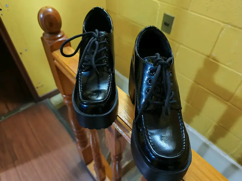 Zapatos de charol negros con plataforma - 1