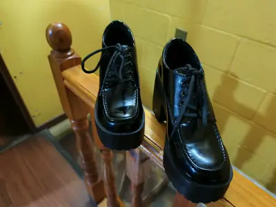 Zapatos de charol negros con plataforma - miniatura 11