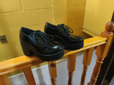 Zapatos de charol negros con plataforma - miniatura 20