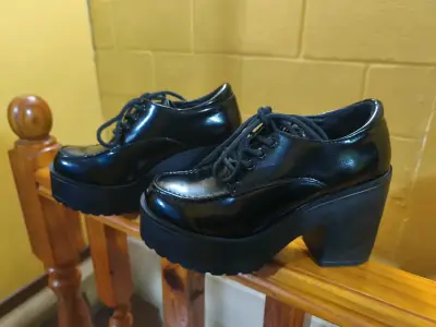 Zapatos de charol negros con plataforma - miniatura 22