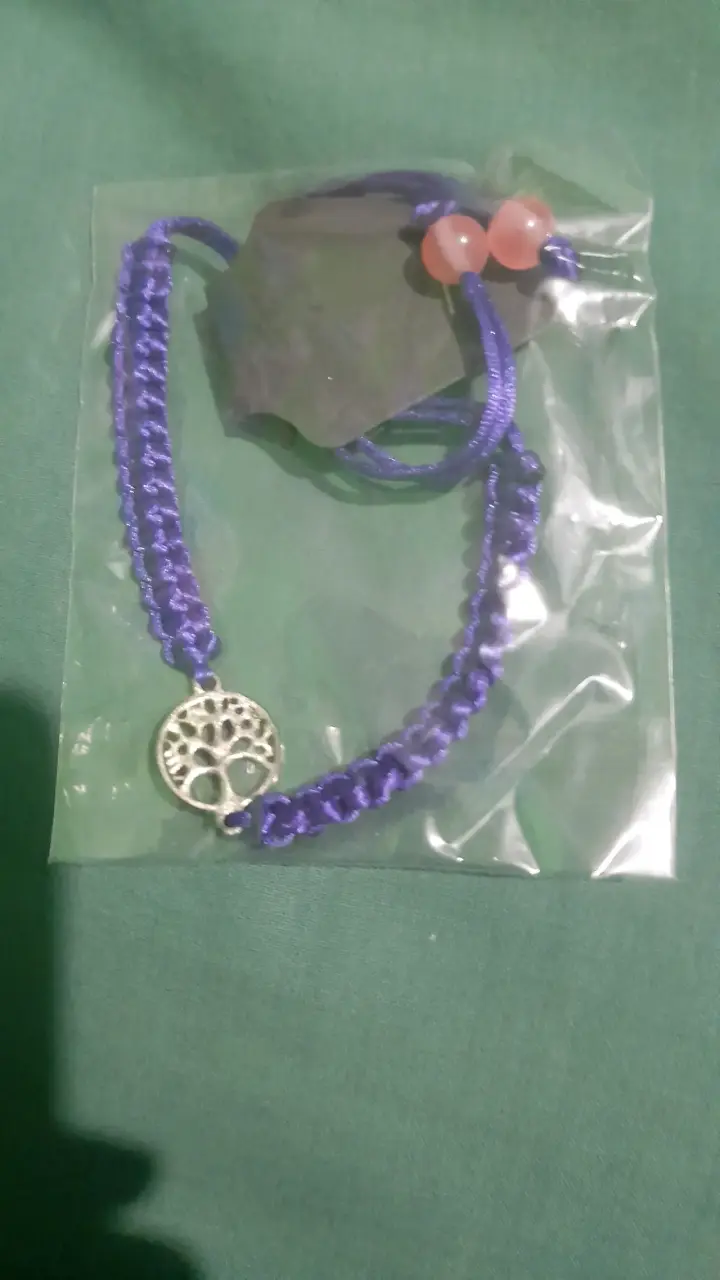 Pulsera morada con dije de árbol