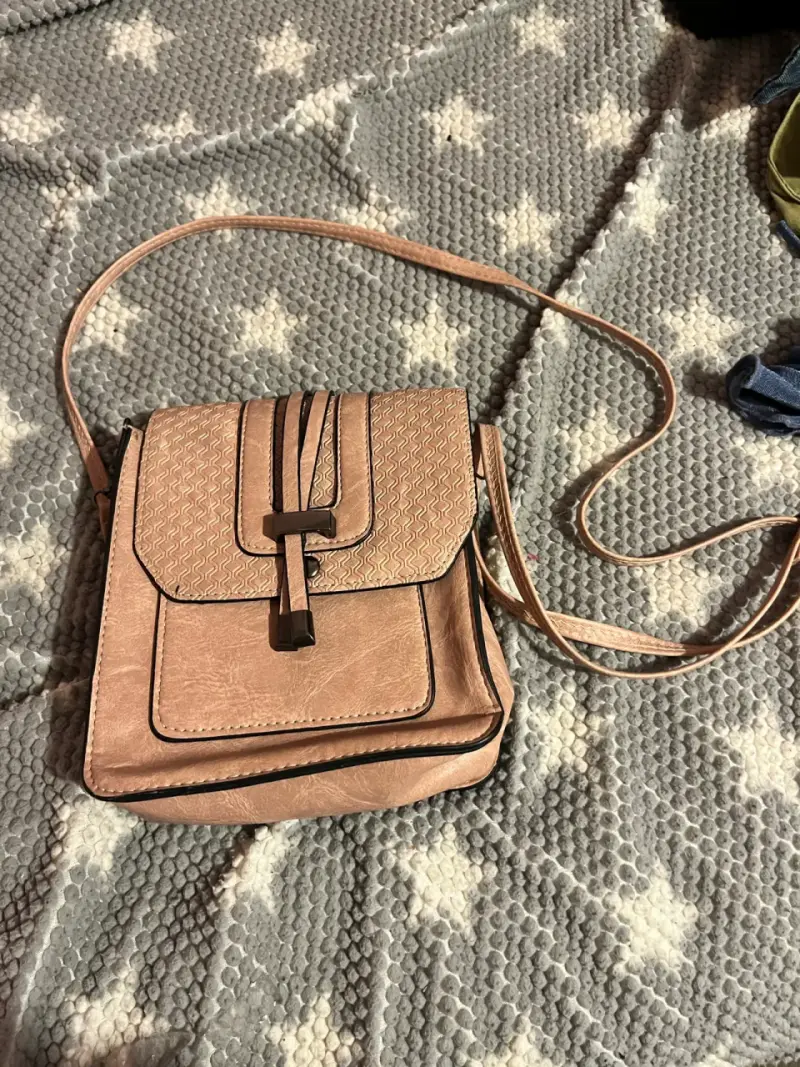 Cartera cruzada de cuero sintético