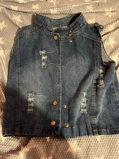 Chaleco de mezclilla desgastado - miniatura 1