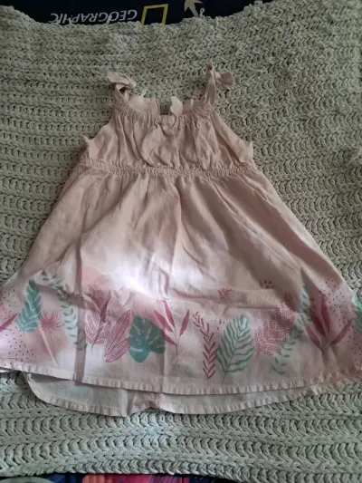 Vestido floral para niña - miniatura 4