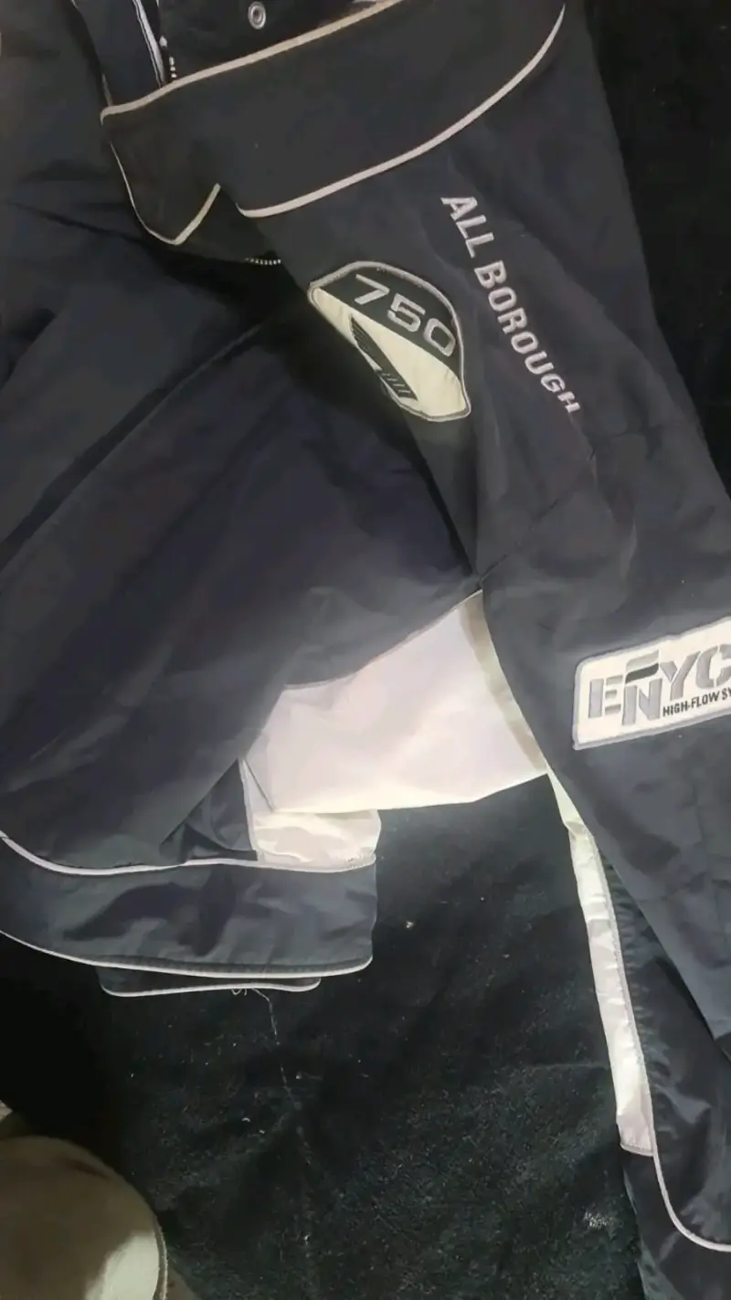 Chaqueta negra con logos - 1