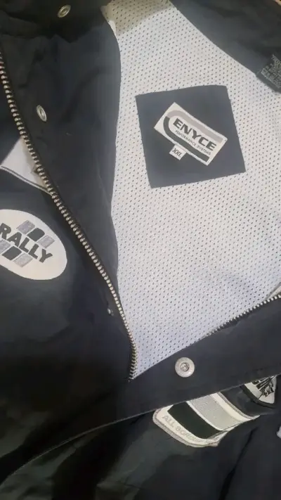 Chaqueta negra con logos - miniatura 2