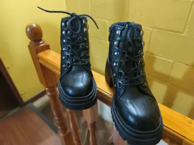 Botas negras de cuero - miniatura 1