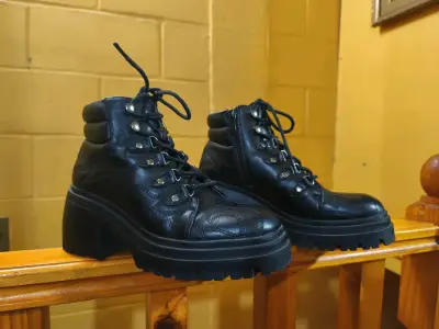 Botas negras de cuero - miniatura 2