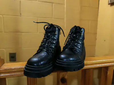 Botas negras de cuero - miniatura 3