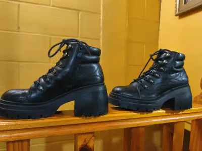 Botas negras de cuero - miniatura 4