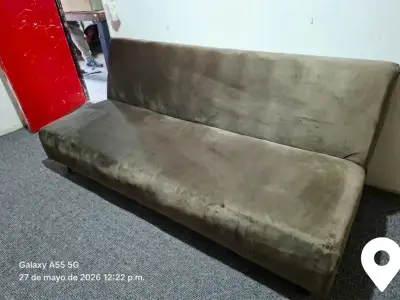 Sofá cama marrón en buen estado - miniatura 1