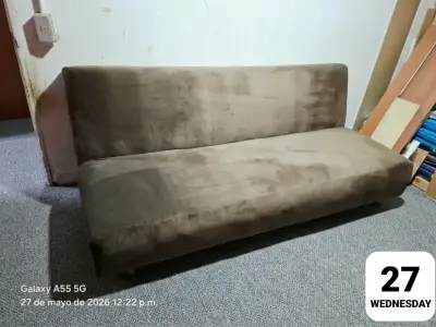 Sofá cama marrón en buen estado - miniatura 2