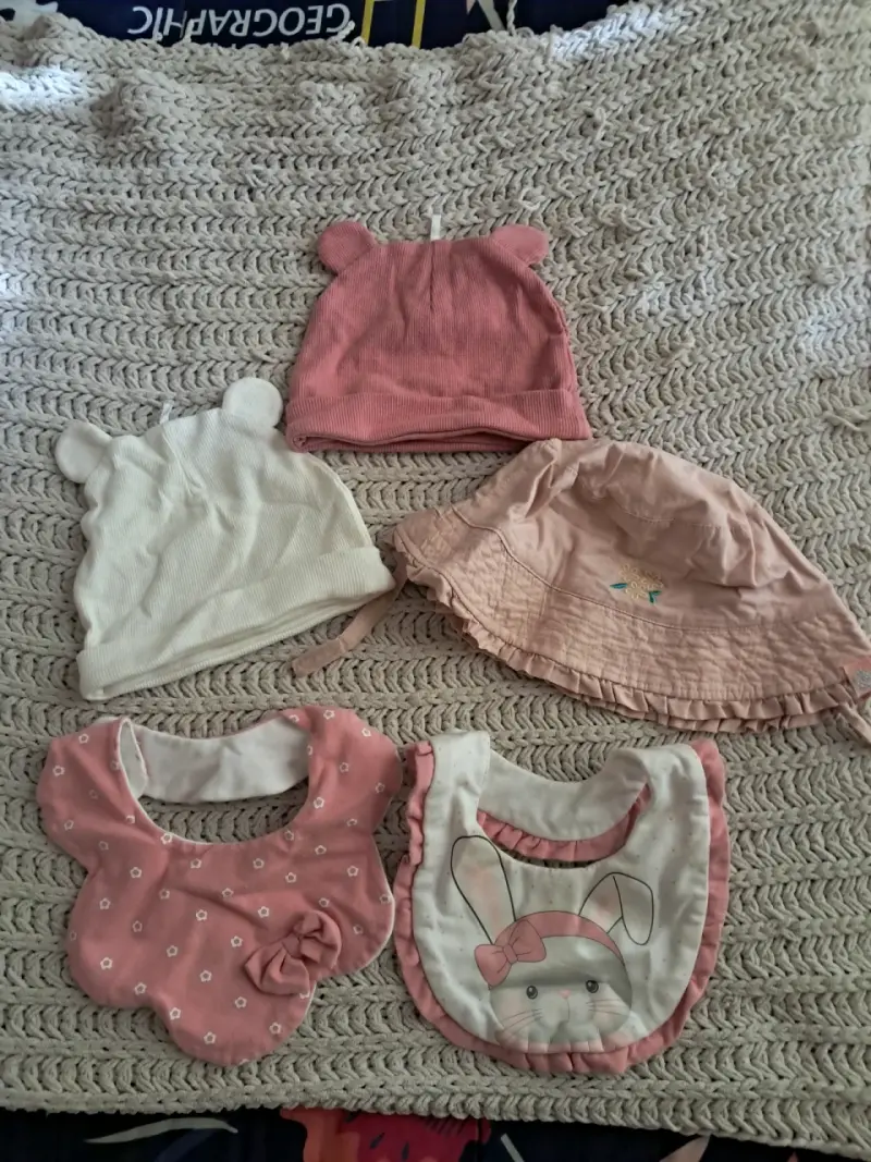 Set de gorros y baberos bebé