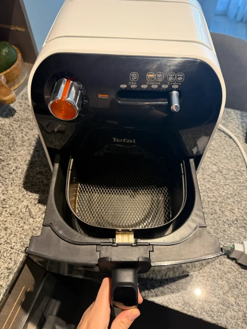 Freidora de aire Tefal negra - 4