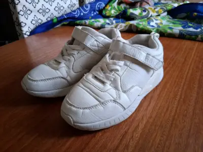Zapatillas blancas con velcro - miniatura 1