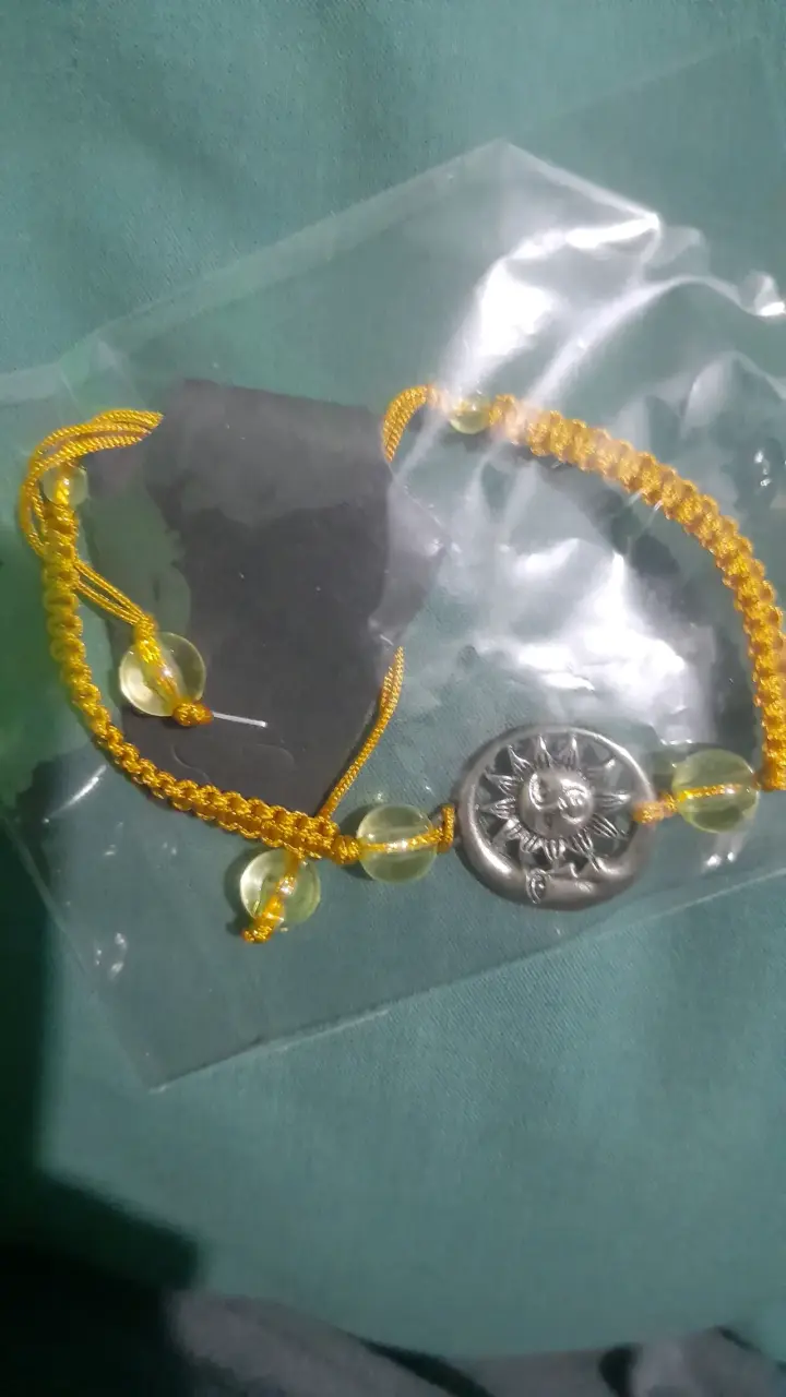 Pulsera de hilo amarillo con dije