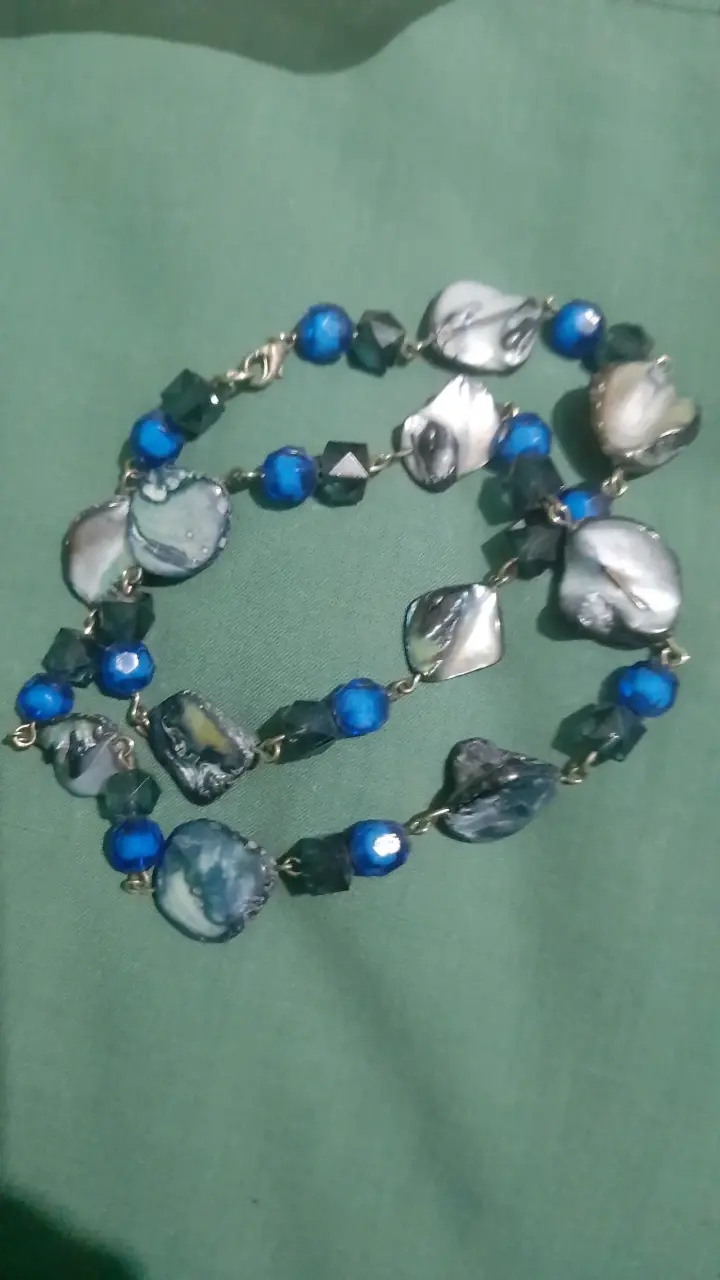 Collar de conchas y perlas azules