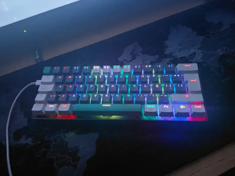 Teclado mecánico RGB compacto - 1