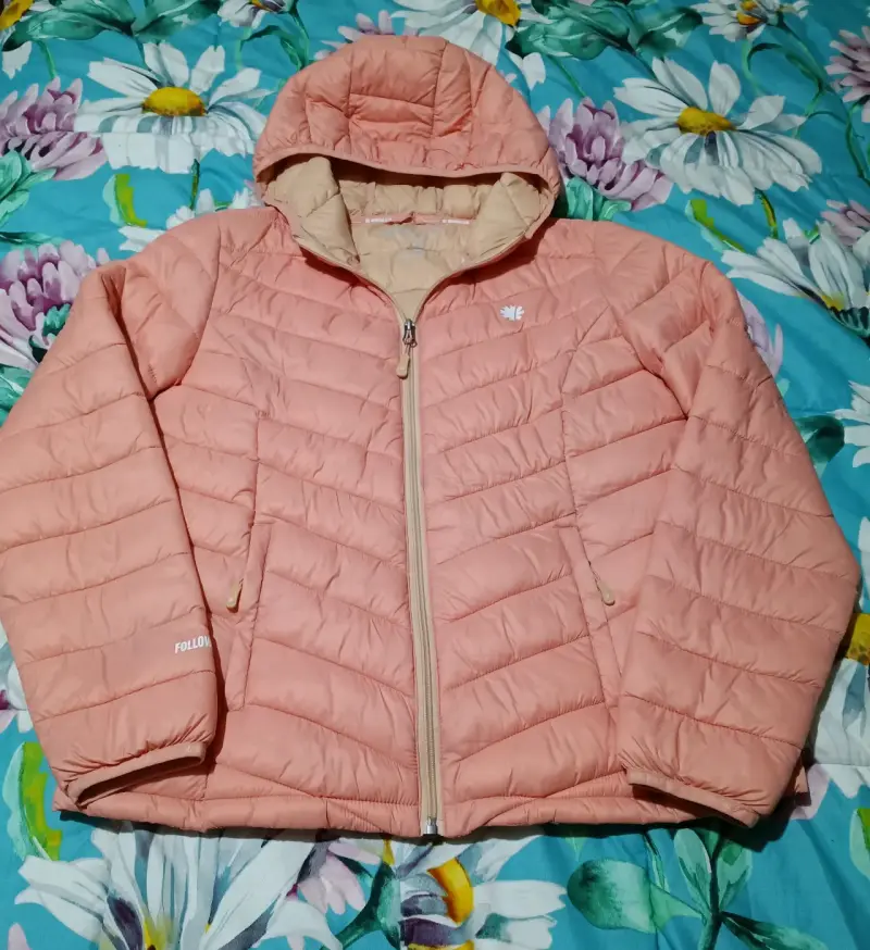 Chaqueta acolchada rosada con capucha